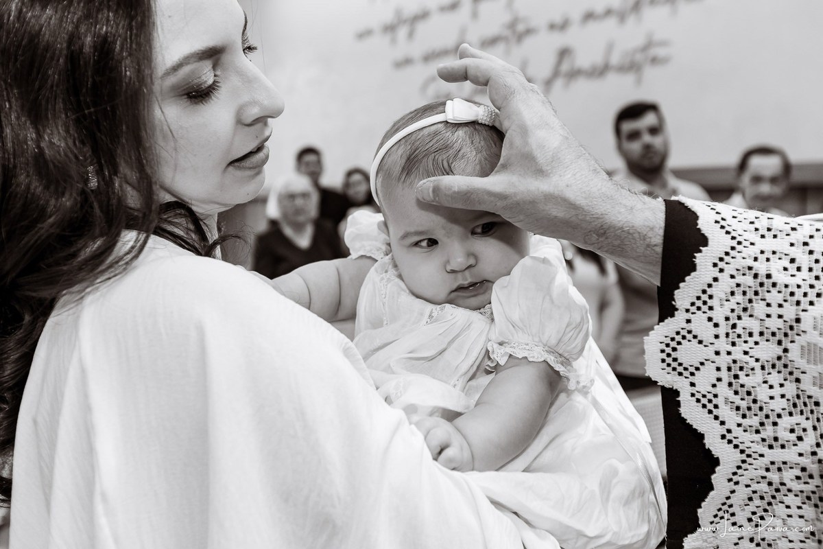Fotografia de batizado em Natal RN, registro documental e fotografia de família. Batismo de Eliza na Paróquia São José de Anchieta, Lagoa Nova. Fotógrafa de batizado em Natal para registrar momentos de fé, emoção e amor.