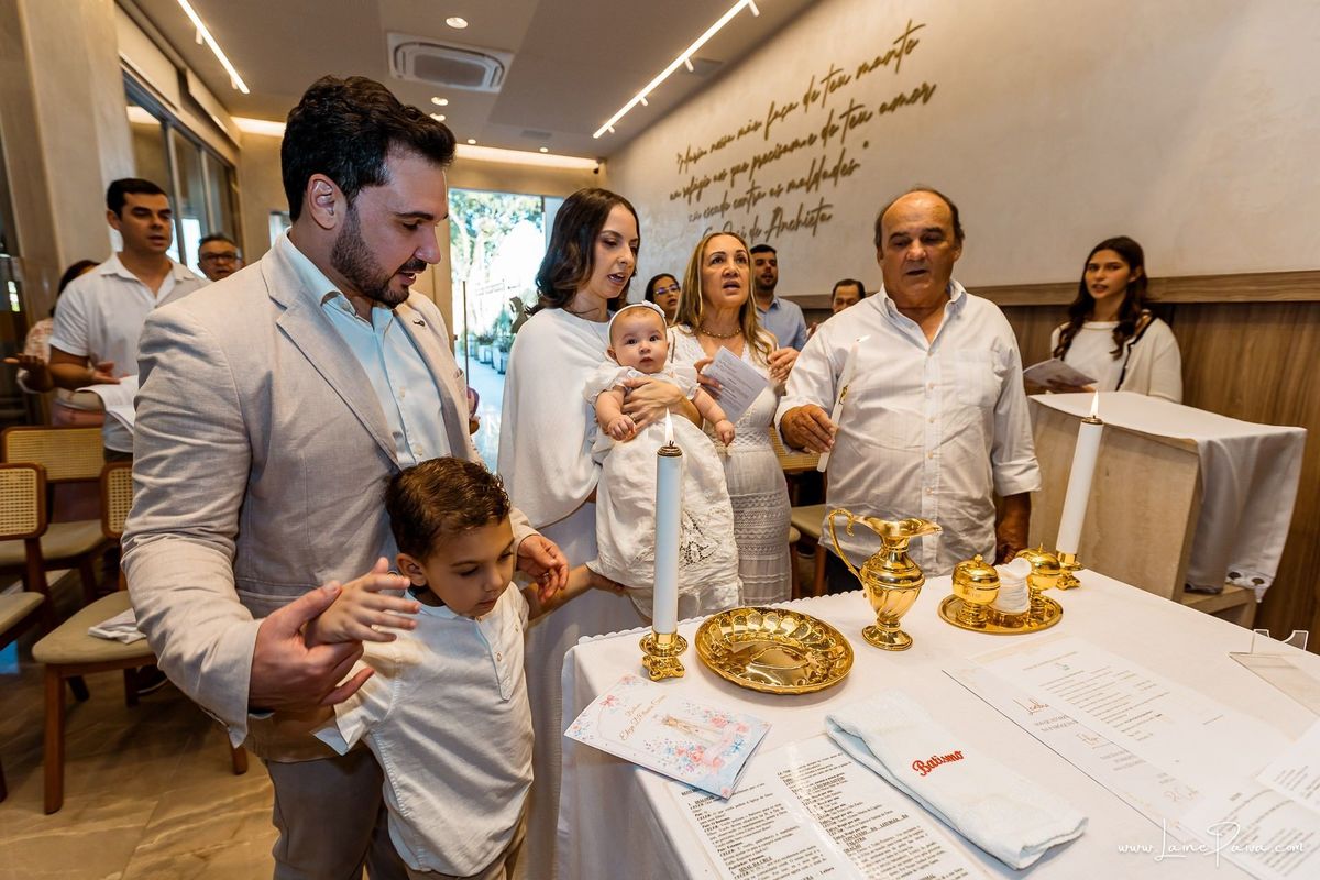 Fotografia de batizado em Natal RN, registro documental e fotografia de família. Batismo de Eliza na Paróquia São José de Anchieta, Lagoa Nova. Fotógrafa de batizado em Natal para registrar momentos de fé, emoção e amor.