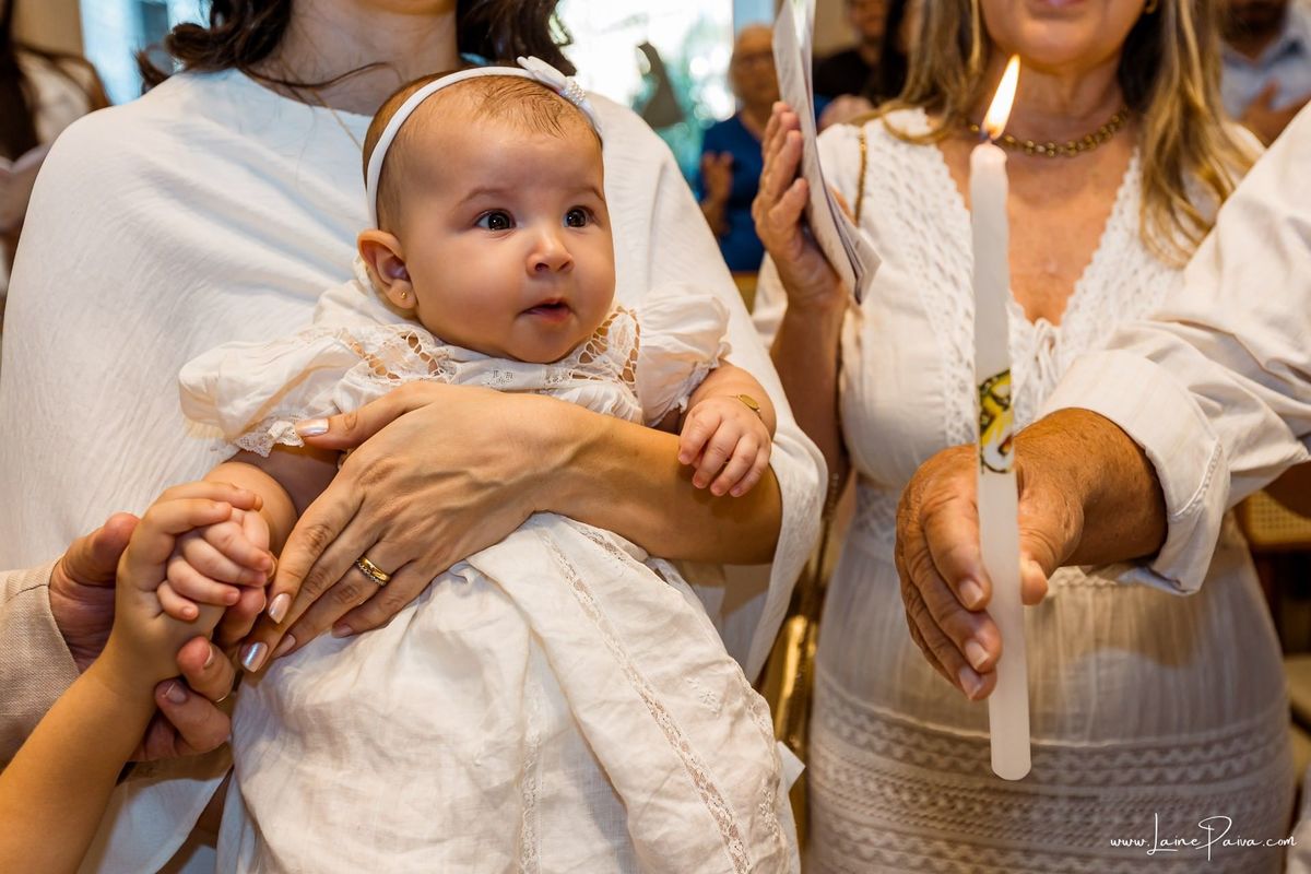 Fotografia de batizado em Natal RN, registro documental e fotografia de família. Batismo de Eliza na Paróquia São José de Anchieta, Lagoa Nova. Fotógrafa de batizado em Natal para registrar momentos de fé, emoção e amor.