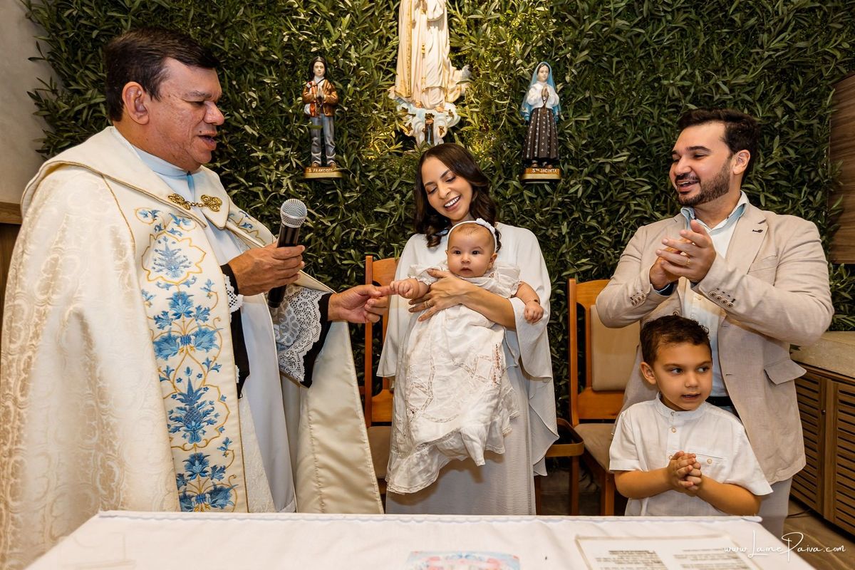 Fotografia de batizado em Natal RN, registro documental e fotografia de família. Batismo de Eliza na Paróquia São José de Anchieta, Lagoa Nova. Fotógrafa de batizado em Natal para registrar momentos de fé, emoção e amor.
