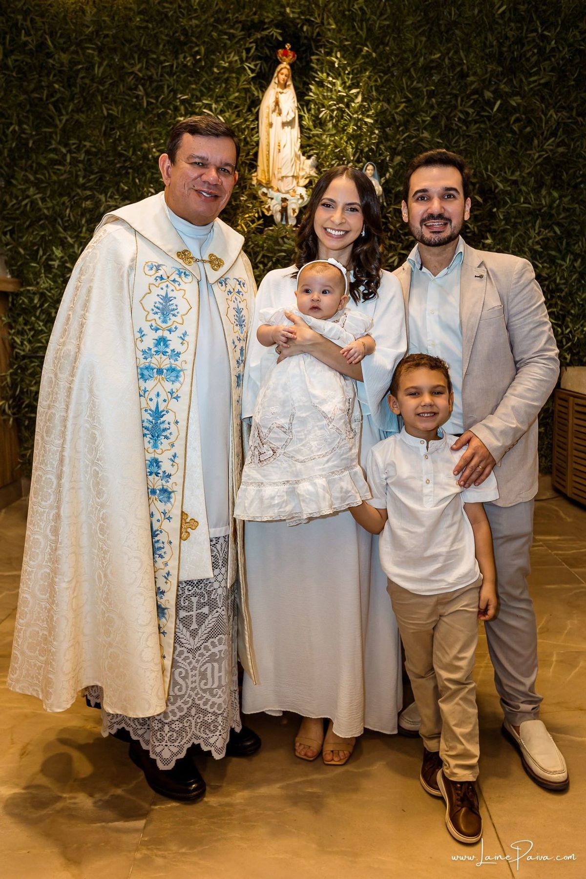 Fotografia de batizado em Natal RN, registro documental e fotografia de família. Batismo de Eliza na Paróquia São José de Anchieta, Lagoa Nova. Fotógrafa de batizado em Natal para registrar momentos de fé, emoção e amor.