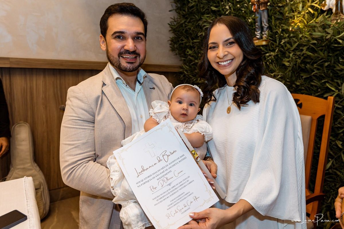 Fotografia de batizado em Natal RN, registro documental e fotografia de família. Batismo de Eliza na Paróquia São José de Anchieta, Lagoa Nova. Fotógrafa de batizado em Natal para registrar momentos de fé, emoção e amor.