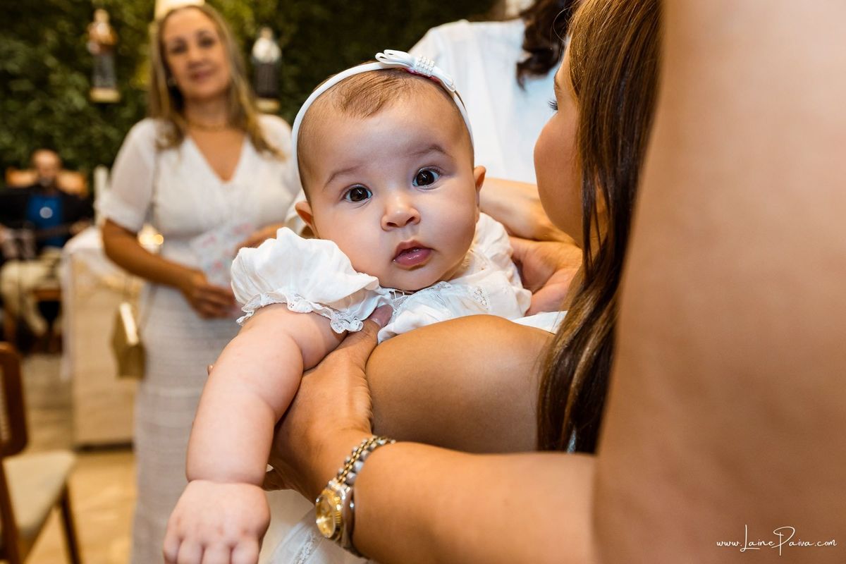 Fotografia de batizado em Natal RN, registro documental e fotografia de família. Batismo de Eliza na Paróquia São José de Anchieta, Lagoa Nova. Fotógrafa de batizado em Natal para registrar momentos de fé, emoção e amor.