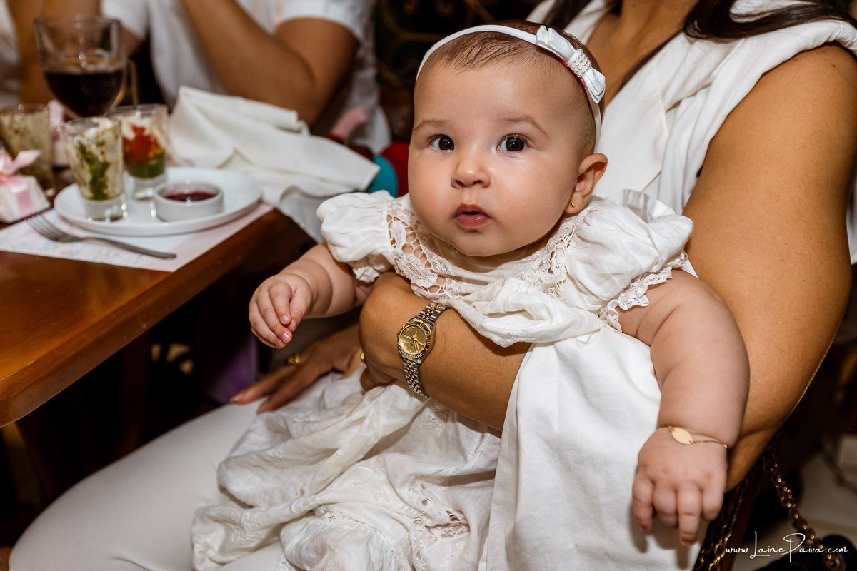 Fotografia de batizado em Natal RN, registro documental e fotografia de família. Batismo de Eliza na Paróquia São José de Anchieta, Lagoa Nova. Fotógrafa de batizado em Natal para registrar momentos de fé, emoção e amor.