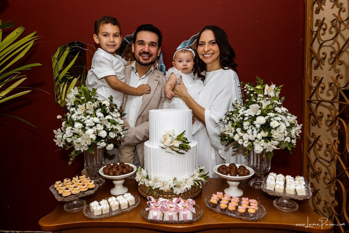 Fotografia de batizado em Natal RN, registro documental e fotografia de família. Batismo de Eliza na Paróquia São José de Anchieta, Lagoa Nova. Fotógrafa de batizado em Natal para registrar momentos de fé, emoção e amor.