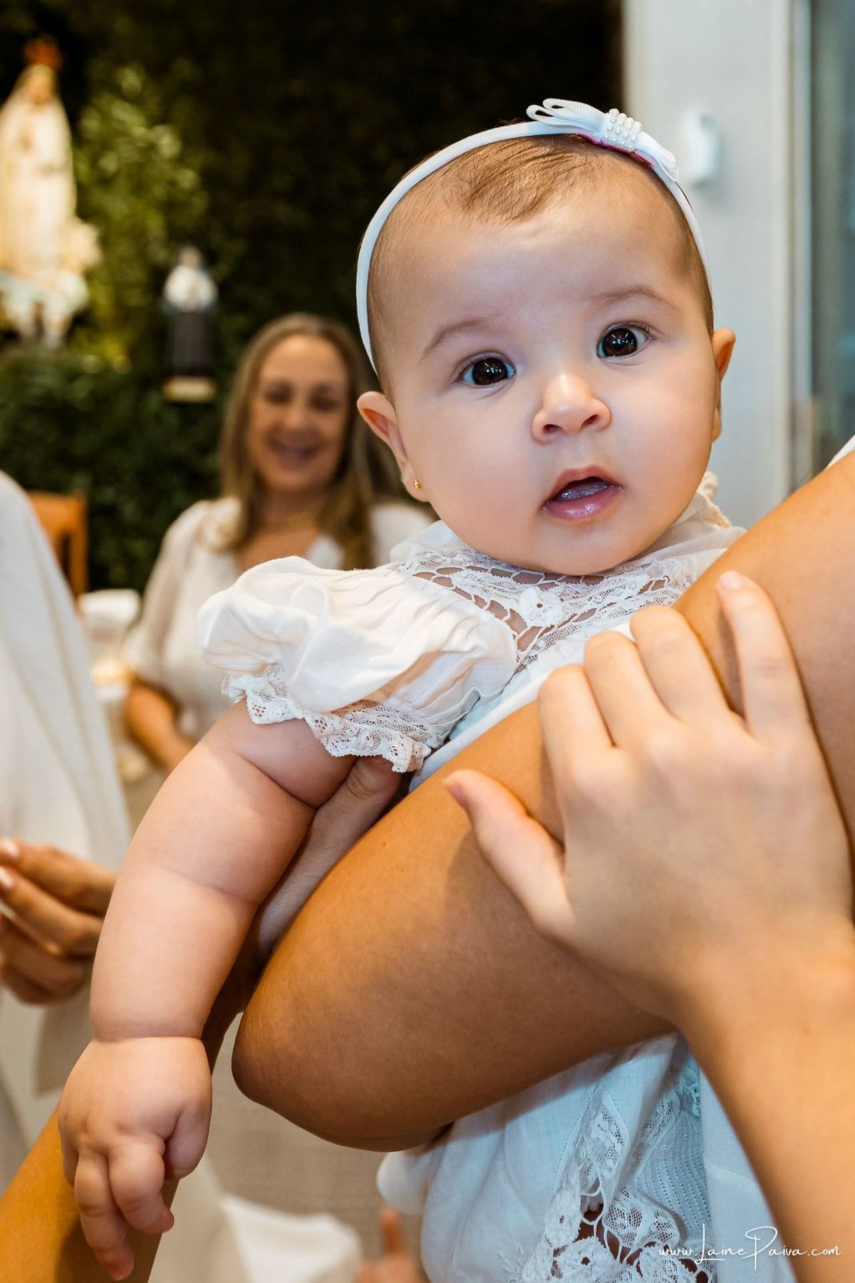 Fotografia de batizado em Natal RN, registro documental e fotografia de família. Batismo de Eliza na Paróquia São José de Anchieta, Lagoa Nova. Fotógrafa de batizado em Natal para registrar momentos de fé, emoção e amor.