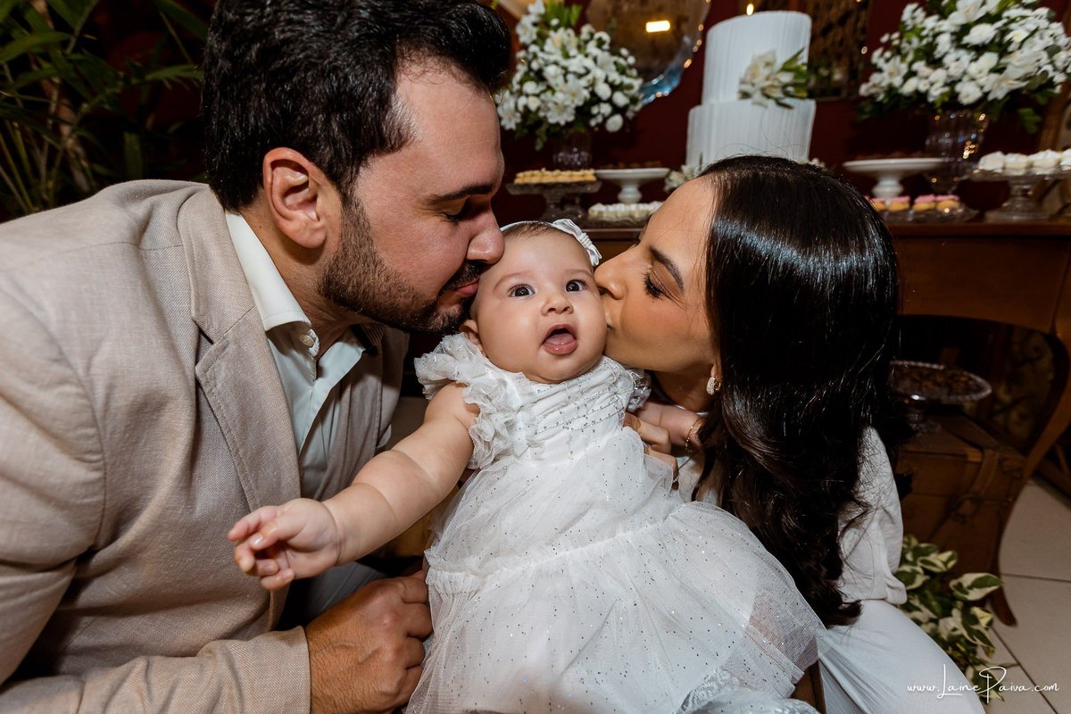 Fotografia de batizado em Natal RN, registro documental e fotografia de família. Batismo de Eliza na Paróquia São José de Anchieta, Lagoa Nova. Fotógrafa de batizado em Natal para registrar momentos de fé, emoção e amor.