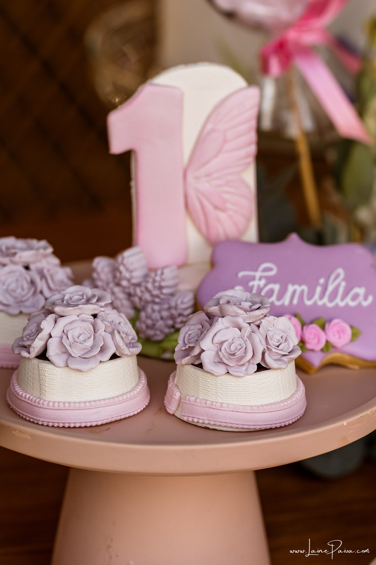 Detalhes da delicada decoração com tema de carneirinhos para a festa de 1 ano da Giovana, preparada com carinho pela família. Fotografia de aniversário infantil em Natal, RN.