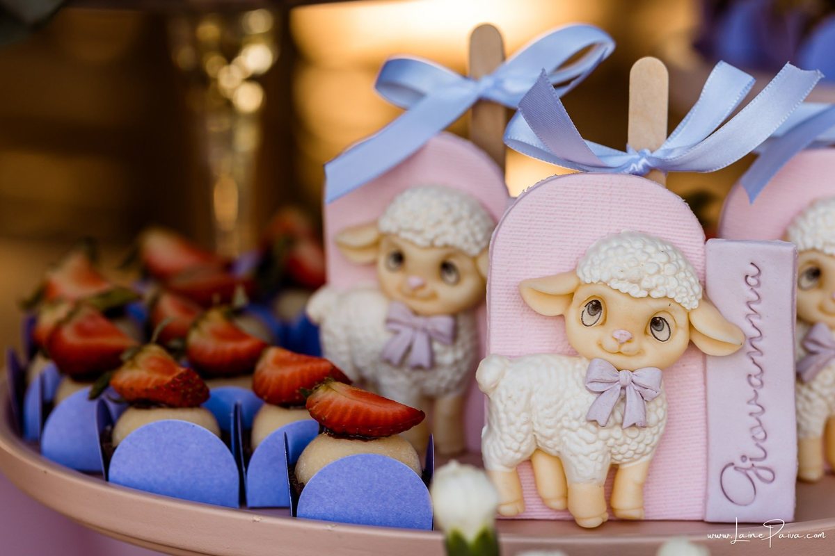 Detalhes da delicada decoração com tema de carneirinhos para a festa de 1 ano da Giovana, preparada com carinho pela família. Fotografia de aniversário infantil em Natal, RN.