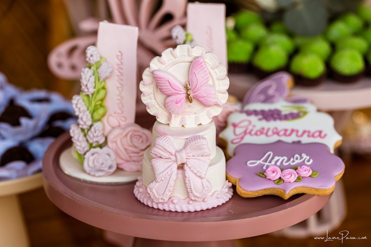 Detalhes da delicada decoração com tema de carneirinhos para a festa de 1 ano da Giovana, preparada com carinho pela família. Fotografia de aniversário infantil em Natal, RN.