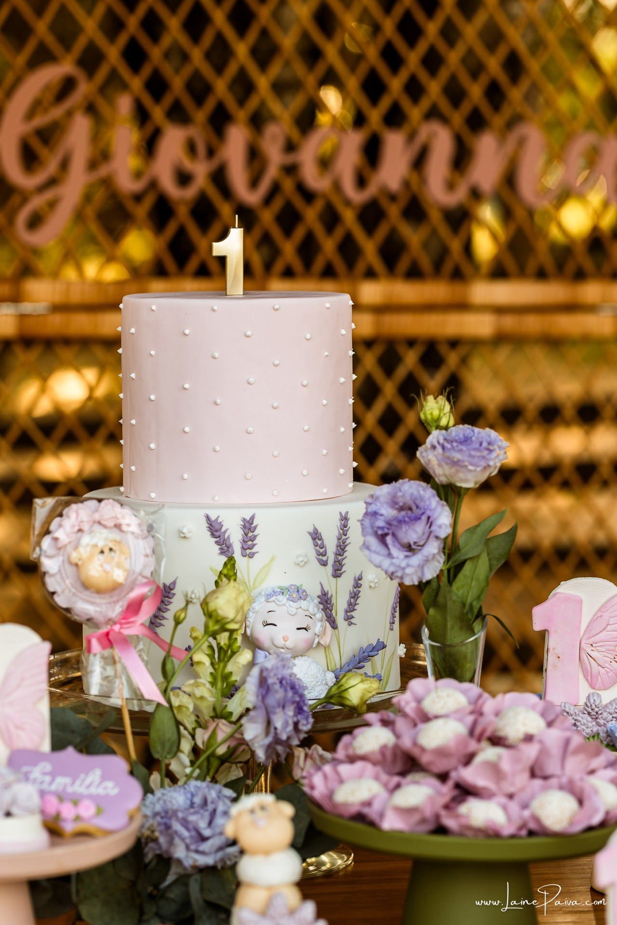 Detalhes da delicada decoração com tema de carneirinhos para a festa de 1 ano da Giovana, preparada com carinho pela família. Fotografia de aniversário infantil em Natal, RN.