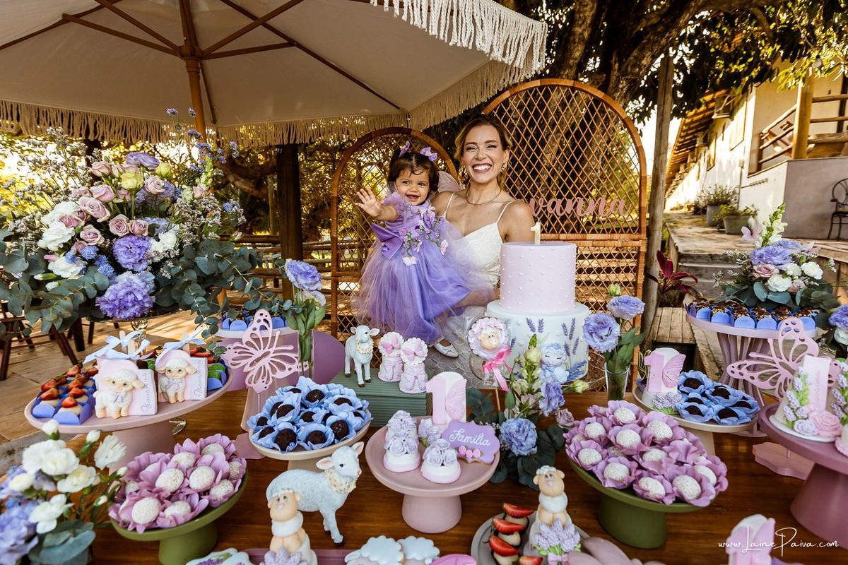 Retrato da Giovana com sua mãe na mesa decorada em sua festa de 1 ano, uma tarde de brincadeiras, afeto e encontros especiais no Complexo Capiba. Fotografia infantil espontânea em Natal, RN.