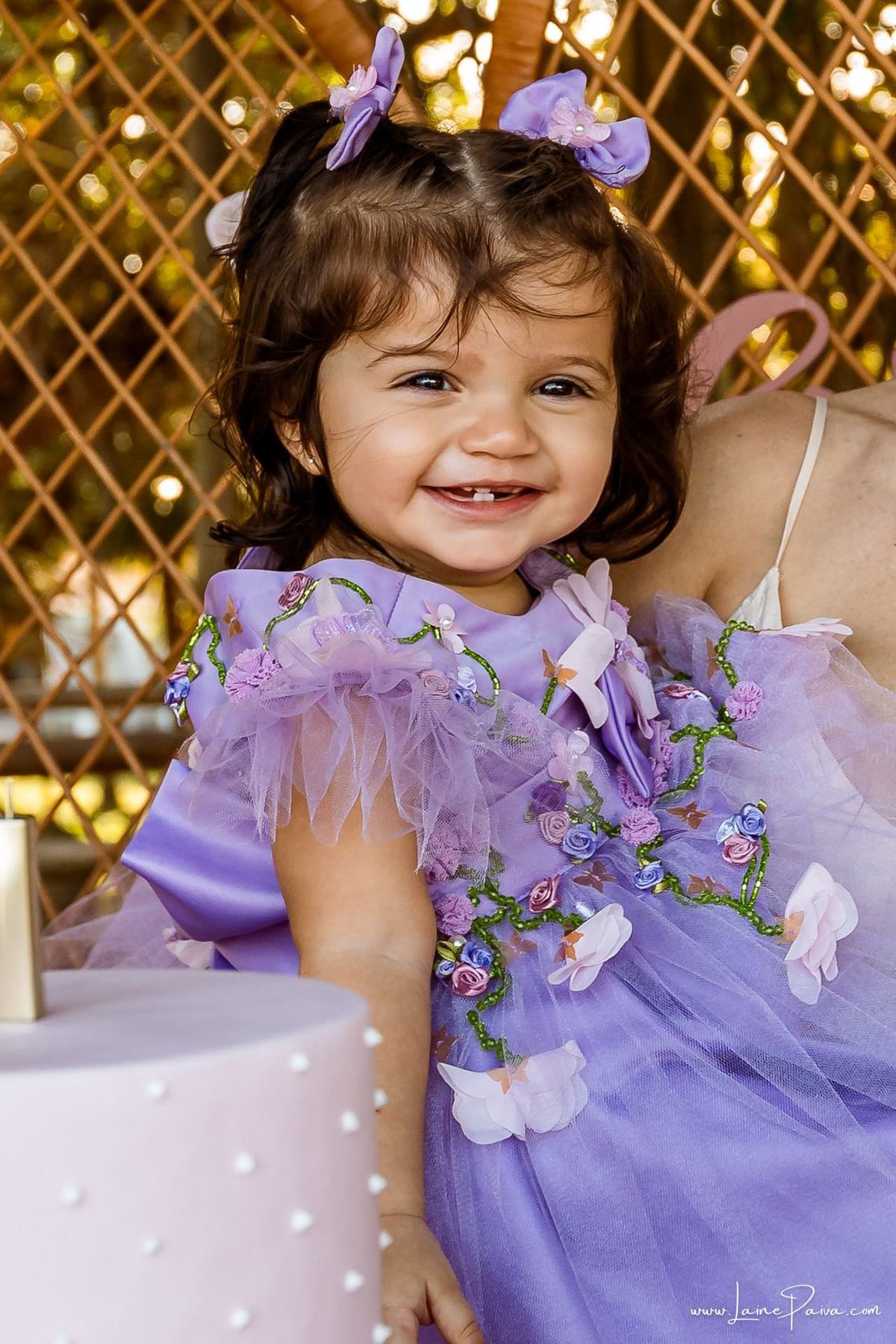Retrato da Giovana em sua festa de 1 ano, uma tarde de brincadeiras, afeto e encontros especiais no Complexo Capiba. Fotografia infantil espontânea em Natal, RN.