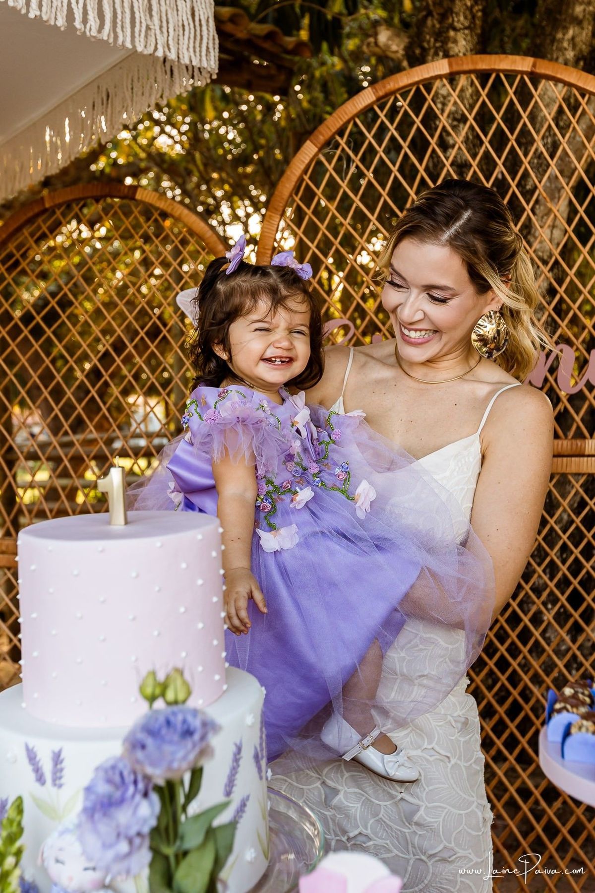 Retrato da Giovana em sua festa de 1 ano, uma tarde de brincadeiras, afeto e encontros especiais no Complexo Capiba. Fotografia infantil espontânea em Natal, RN.