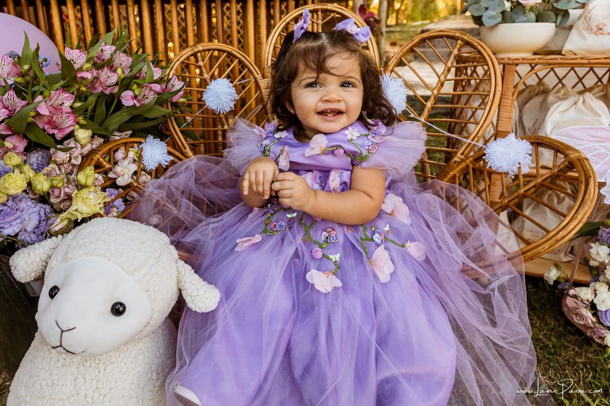 Retrato da Giovana em sua festa de 1 ano, uma tarde de brincadeiras, afeto e encontros especiais no Complexo Capiba. Fotografia infantil espontânea em Natal, RN.