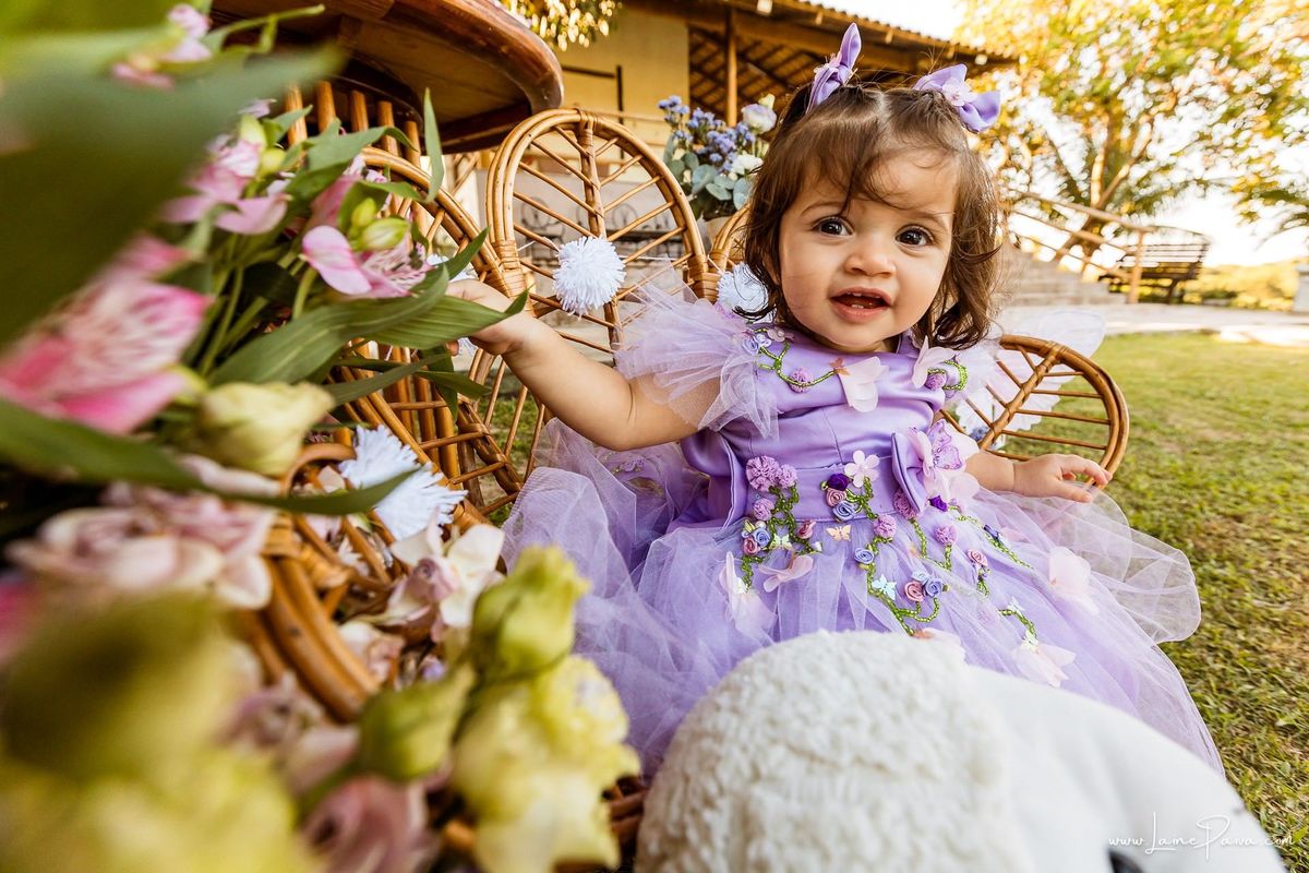 Retrato da Giovana em sua festa de 1 ano, uma tarde de brincadeiras, afeto e encontros especiais no Complexo Capiba. Fotografia infantil espontânea em Natal, RN.