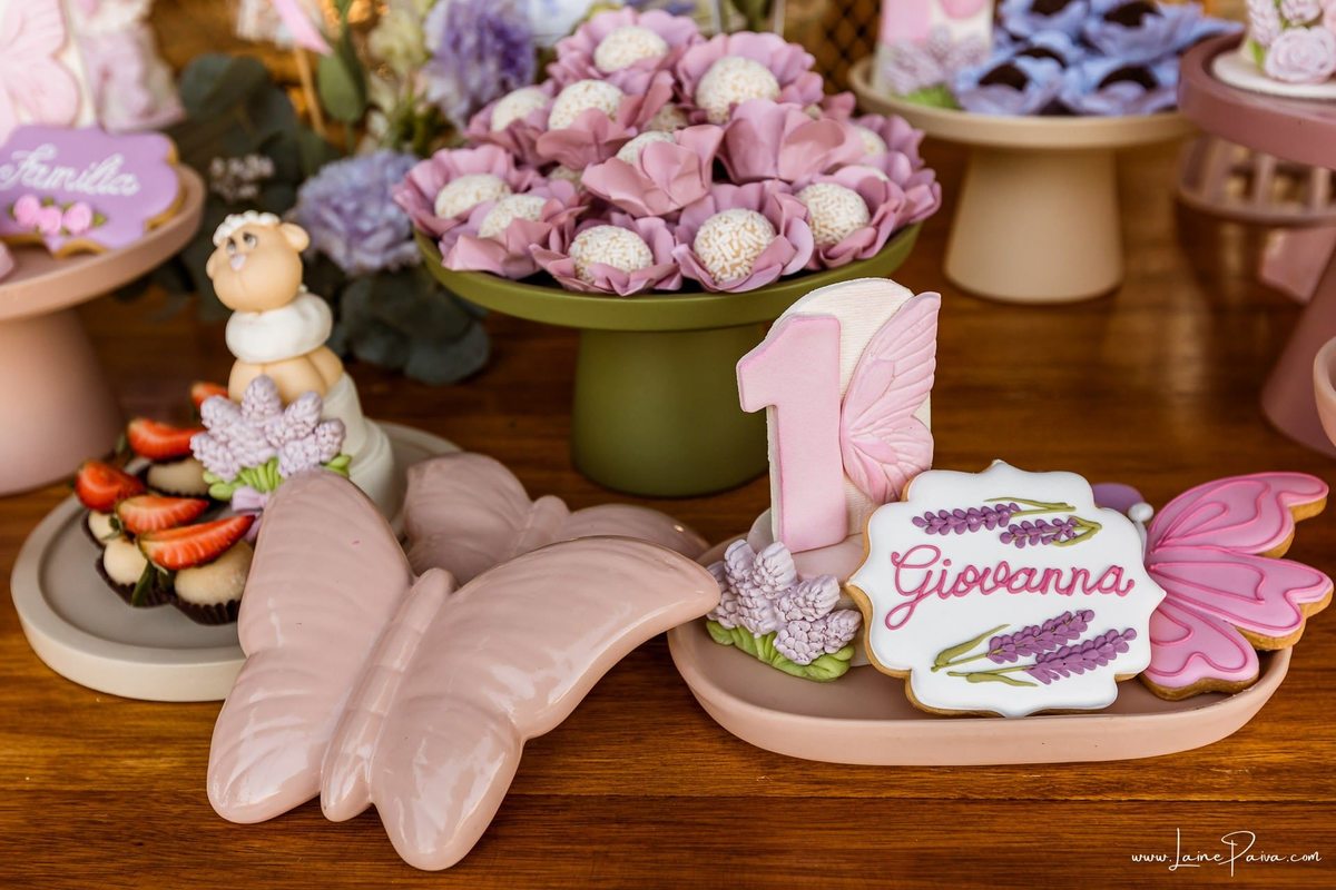 Detalhes da delicada decoração com tema de carneirinhos para a festa de 1 ano da Giovana, preparada com carinho pela família. Fotografia de aniversário infantil em Natal, RN.