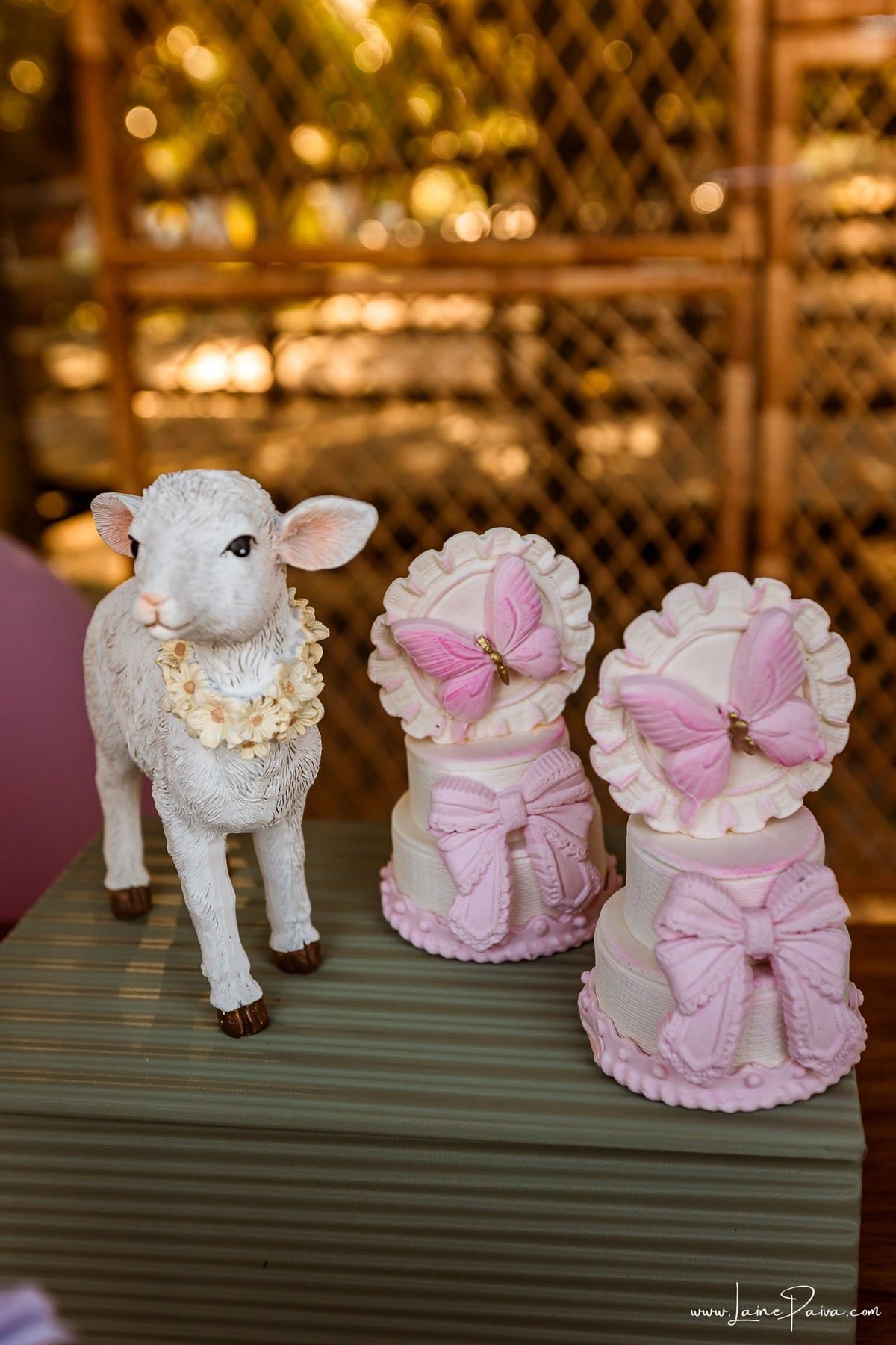 Detalhes da delicada decoração com tema de carneirinhos para a festa de 1 ano da Giovana, preparada com carinho pela família. Fotografia de aniversário infantil em Natal, RN.