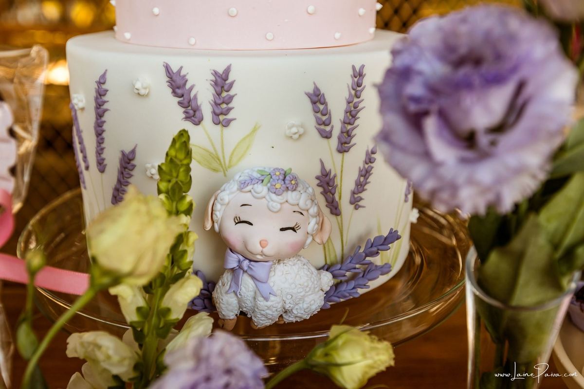 Detalhes da delicada decoração com tema de carneirinhos para a festa de 1 ano da Giovana, preparada com carinho pela família. Fotografia de aniversário infantil em Natal, RN.