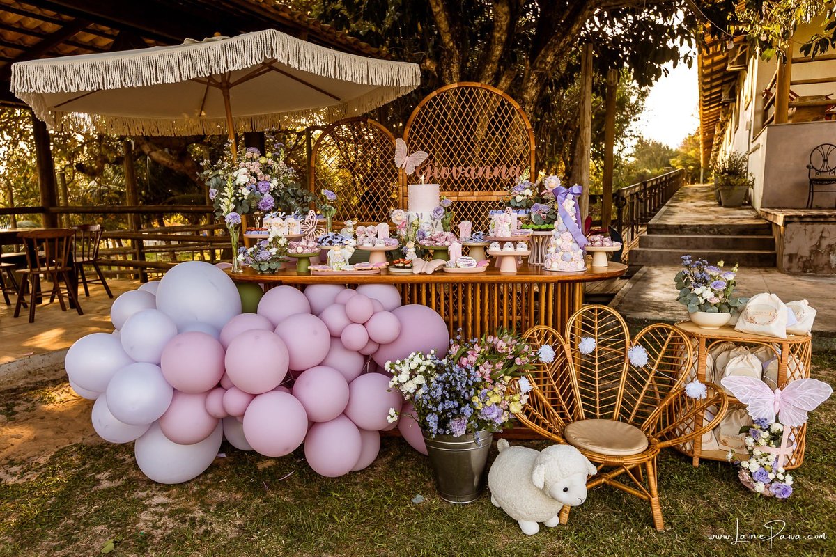 Detalhes da delicada decoração com tema de carneirinhos para a festa de 1 ano da Giovana, preparada com carinho pela família. Fotografia de aniversário infantil em Natal, RN.