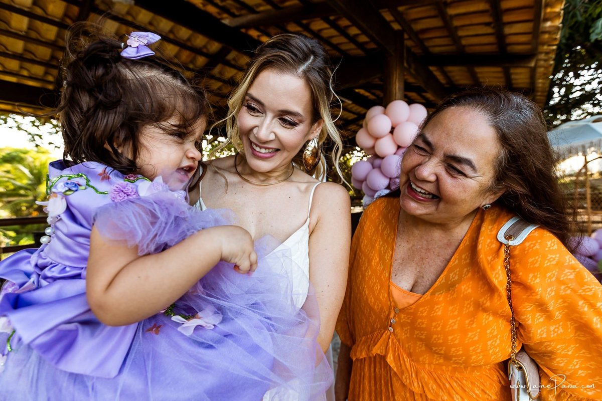 Um dos muitos momentos especiais da comemoração do primeiro ano da Giovana, cercada pelo amor de familiares e amigos. Fotografia de aniversário infantil em Natal, Rio Grande do Norte.
