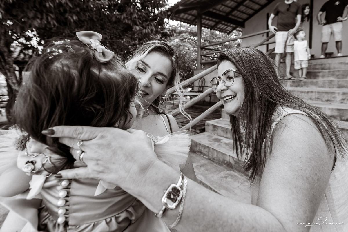 Um dos muitos momentos especiais da comemoração do primeiro ano da Giovana, cercada pelo amor de familiares e amigos. Fotografia de aniversário infantil em Natal, Rio Grande do Norte.