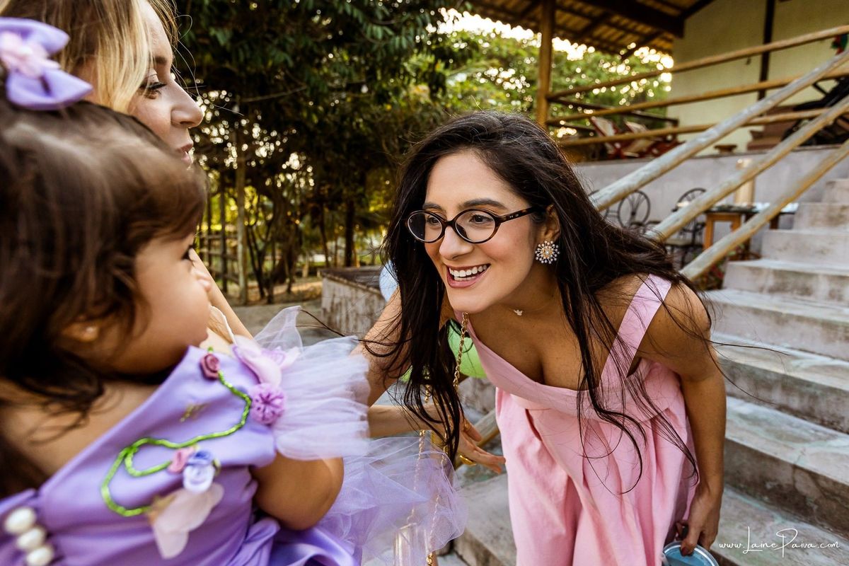 Um dos muitos momentos especiais da comemoração do primeiro ano da Giovana, cercada pelo amor de familiares e amigos. Fotografia de aniversário infantil em Natal, Rio Grande do Norte.