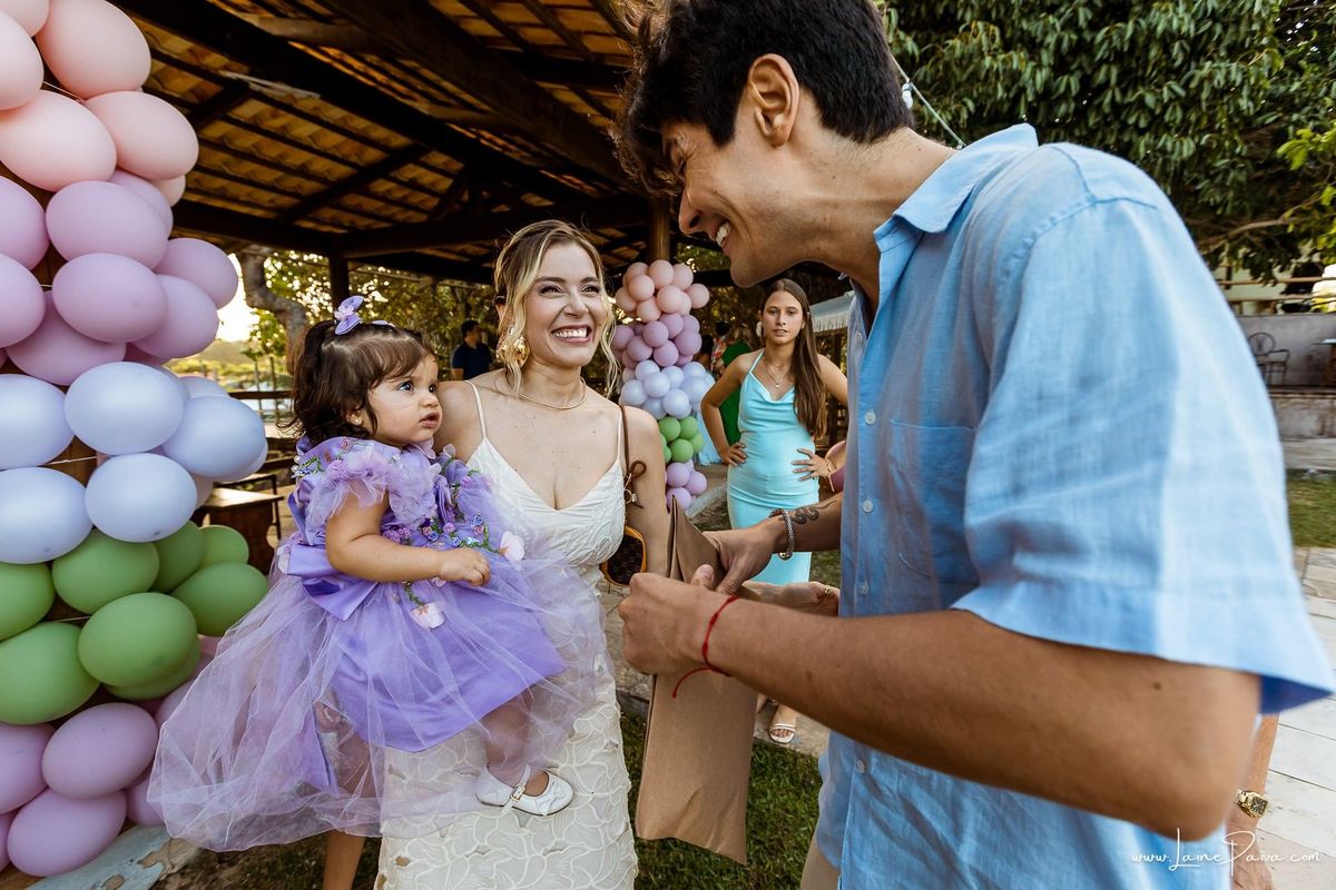 Um dos muitos momentos especiais da comemoração do primeiro ano da Giovana, cercada pelo amor de familiares e amigos. Fotografia de aniversário infantil em Natal, Rio Grande do Norte.