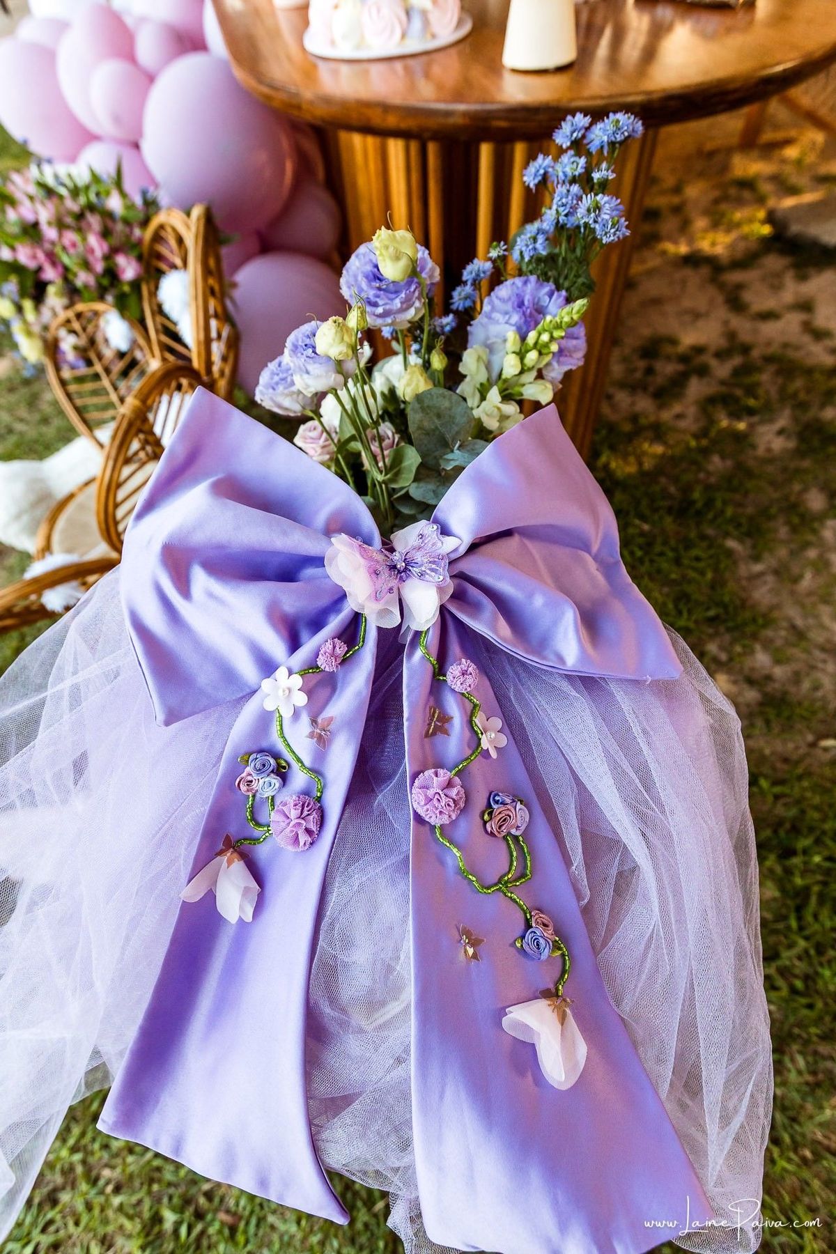 Detalhes da delicada decoração com tema de carneirinhos para a festa de 1 ano da Giovana, preparada com carinho pela família. Fotografia de aniversário infantil em Natal, RN.