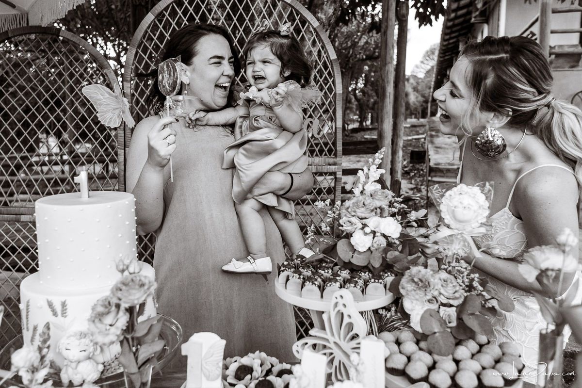 Um dos muitos momentos especiais da comemoração do primeiro ano da Giovana, cercada pelo amor de familiares e amigos. Fotografia de aniversário infantil em Natal, Rio Grande do Norte.