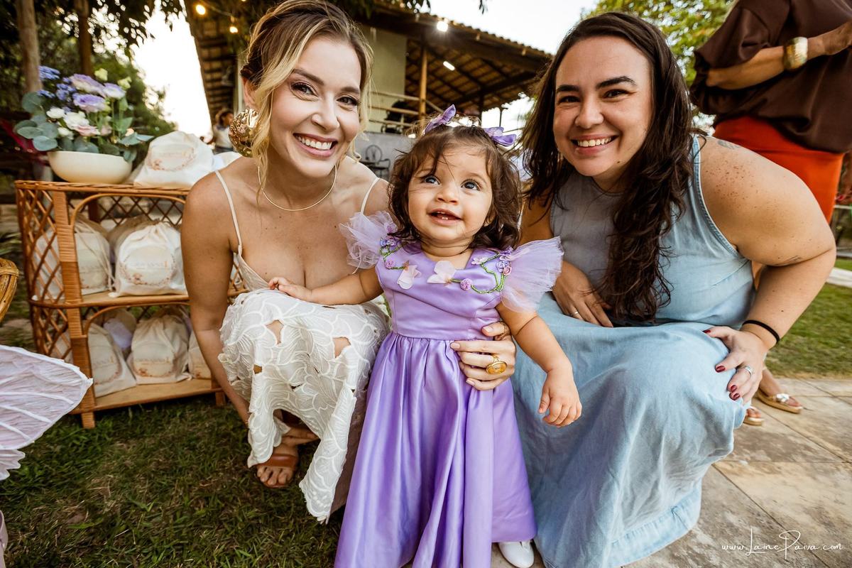 Um dos muitos momentos especiais da comemoração do primeiro ano da Giovana, cercada pelo amor de familiares e amigos. Fotografia de aniversário infantil em Natal, Rio Grande do Norte.