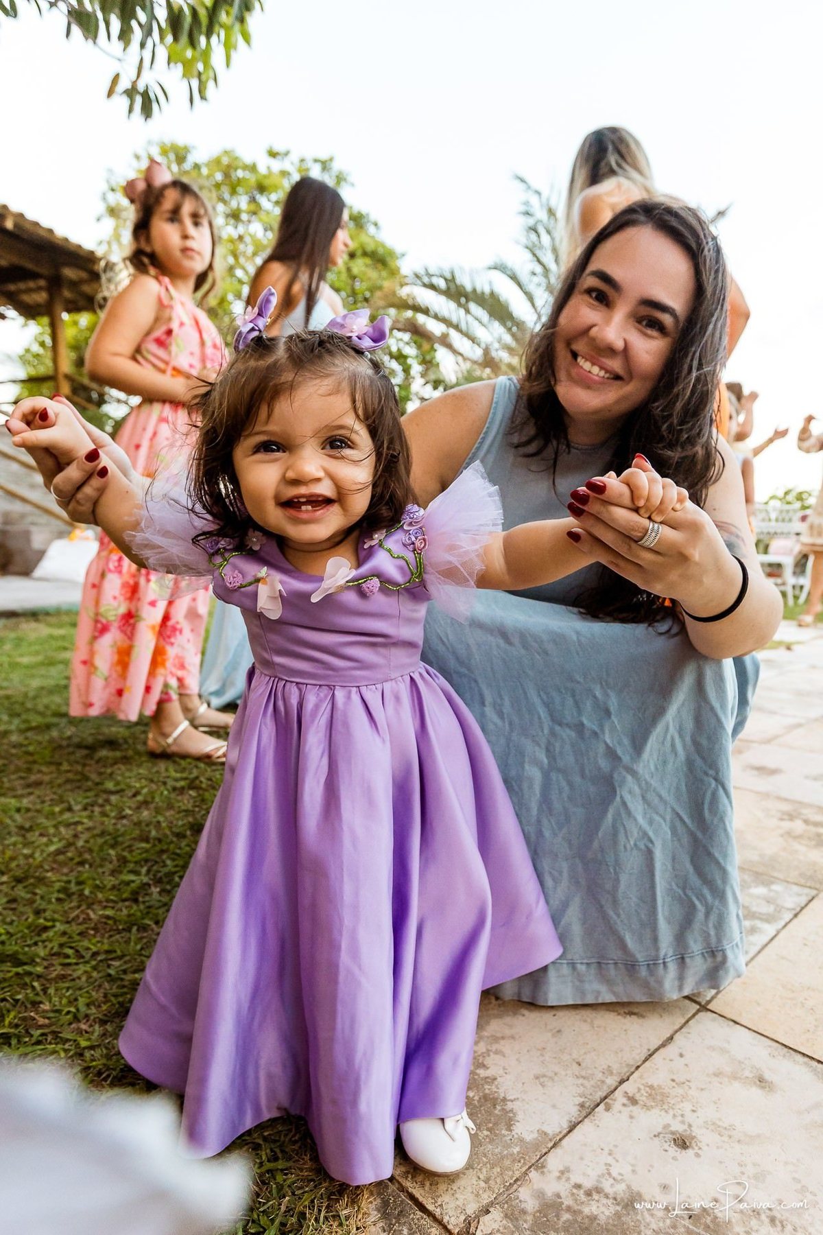 Um dos muitos momentos especiais da comemoração do primeiro ano da Giovana, cercada pelo amor de familiares e amigos. Fotografia de aniversário infantil em Natal, Rio Grande do Norte.