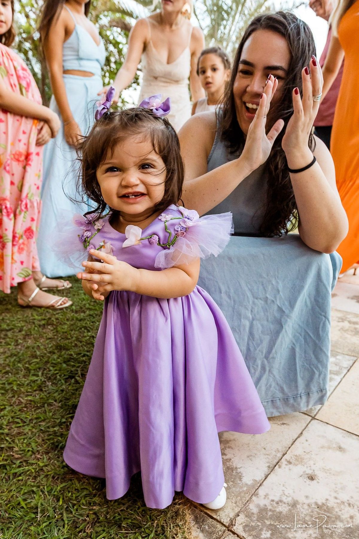 Um dos muitos momentos especiais da comemoração do primeiro ano da Giovana, cercada pelo amor de familiares e amigos. Fotografia de aniversário infantil em Natal, Rio Grande do Norte.