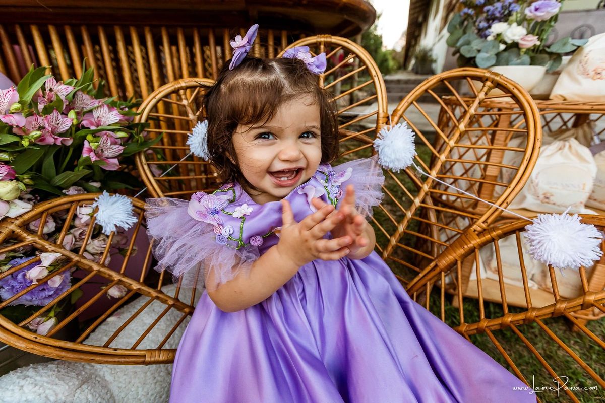 Retrato da Giovana em sua festa de 1 ano, uma tarde de brincadeiras, afeto e encontros especiais no Complexo Capiba. Fotografia infantil espontânea em Natal, RN.