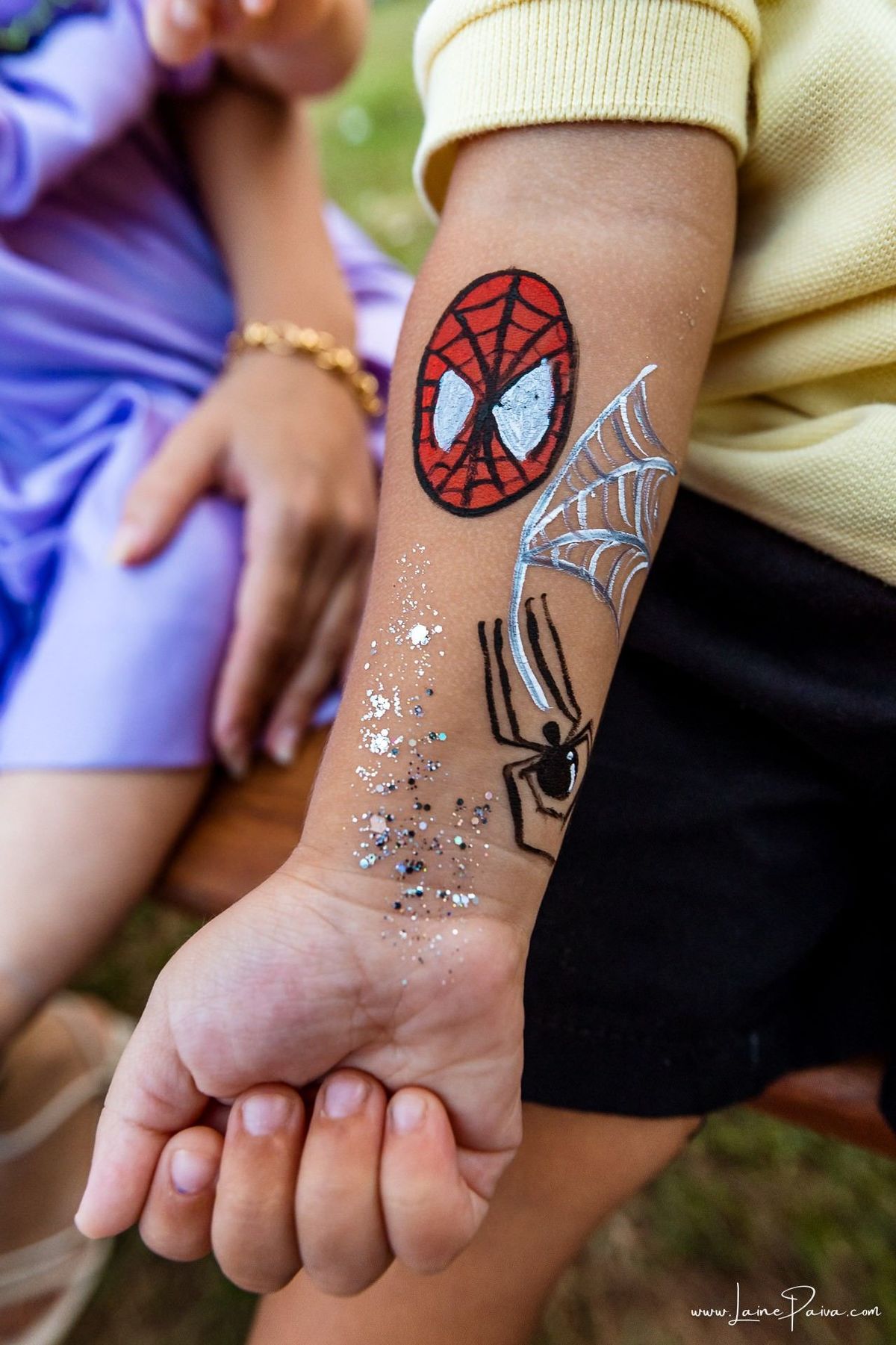 Pinturas, penteados e brincadeiras fizeram parte da tarde de diversão na festa de 1 ano da Giovana. Registro espontâneo de uma infância vivida com alegria e liberdade.