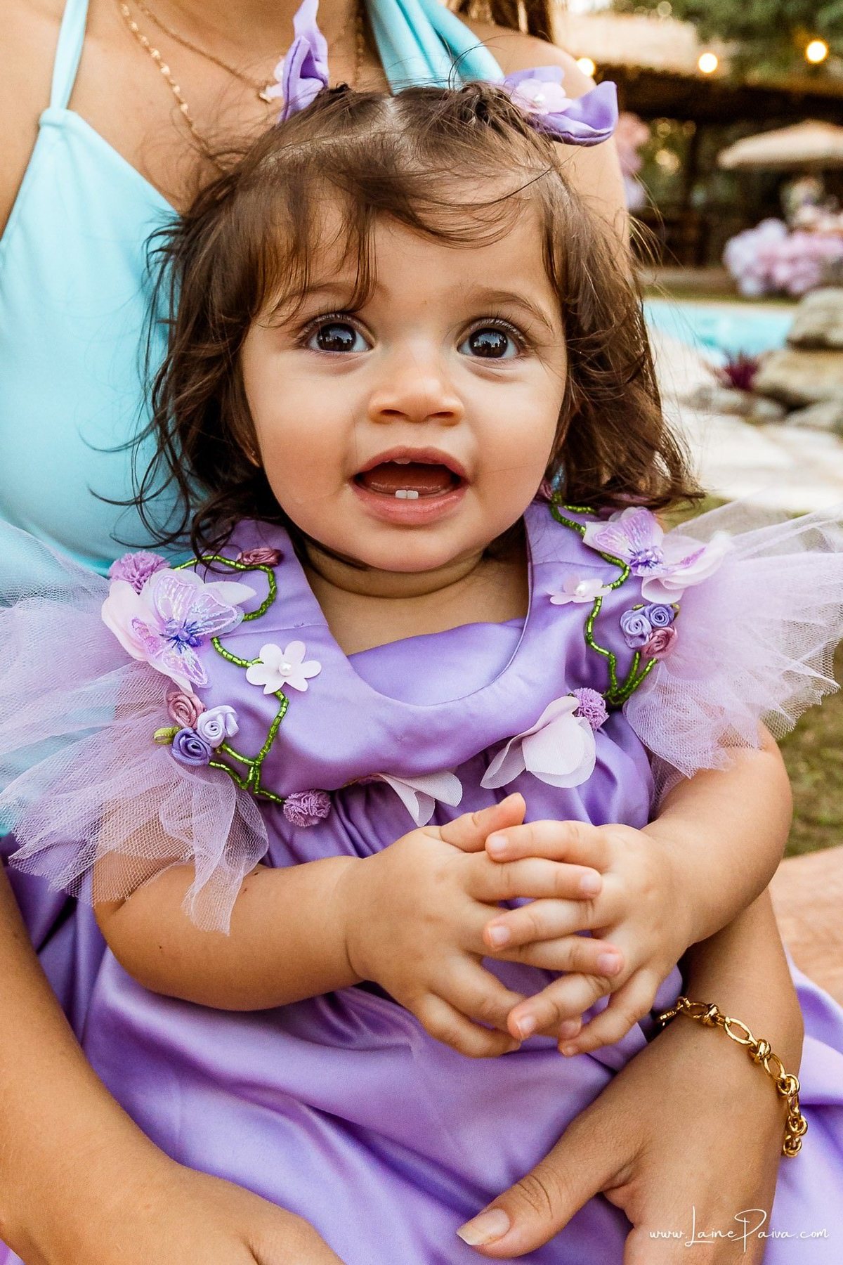 Gigi aproveitando as Pinturas, penteados e brincadeiras fizeram parte da tarde de diversão na festa de 1 ano da Giovana. Registro espontâneo de uma infância vivida com alegria e liberdade.