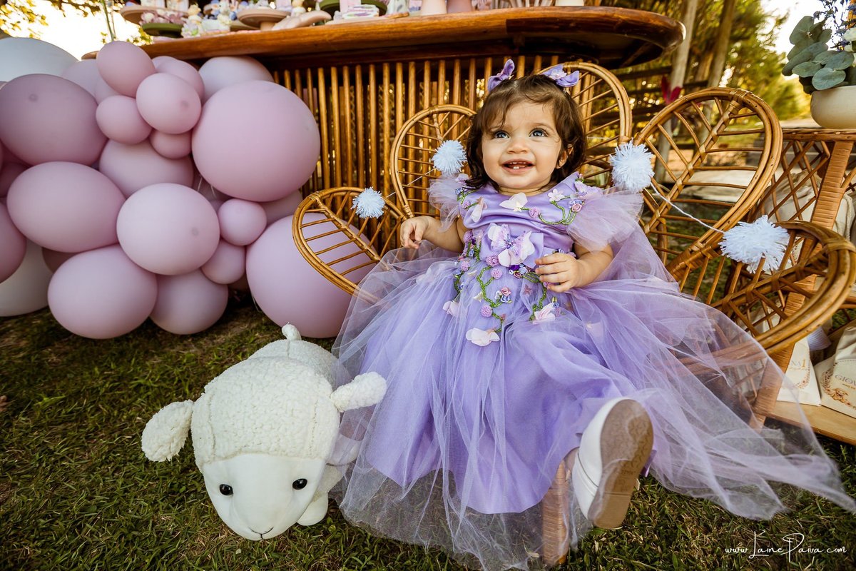 Retrato da Giovana em sua festa de 1 ano, uma tarde de brincadeiras, afeto e encontros especiais no Complexo Capiba. Fotografia infantil espontânea em Natal, RN.