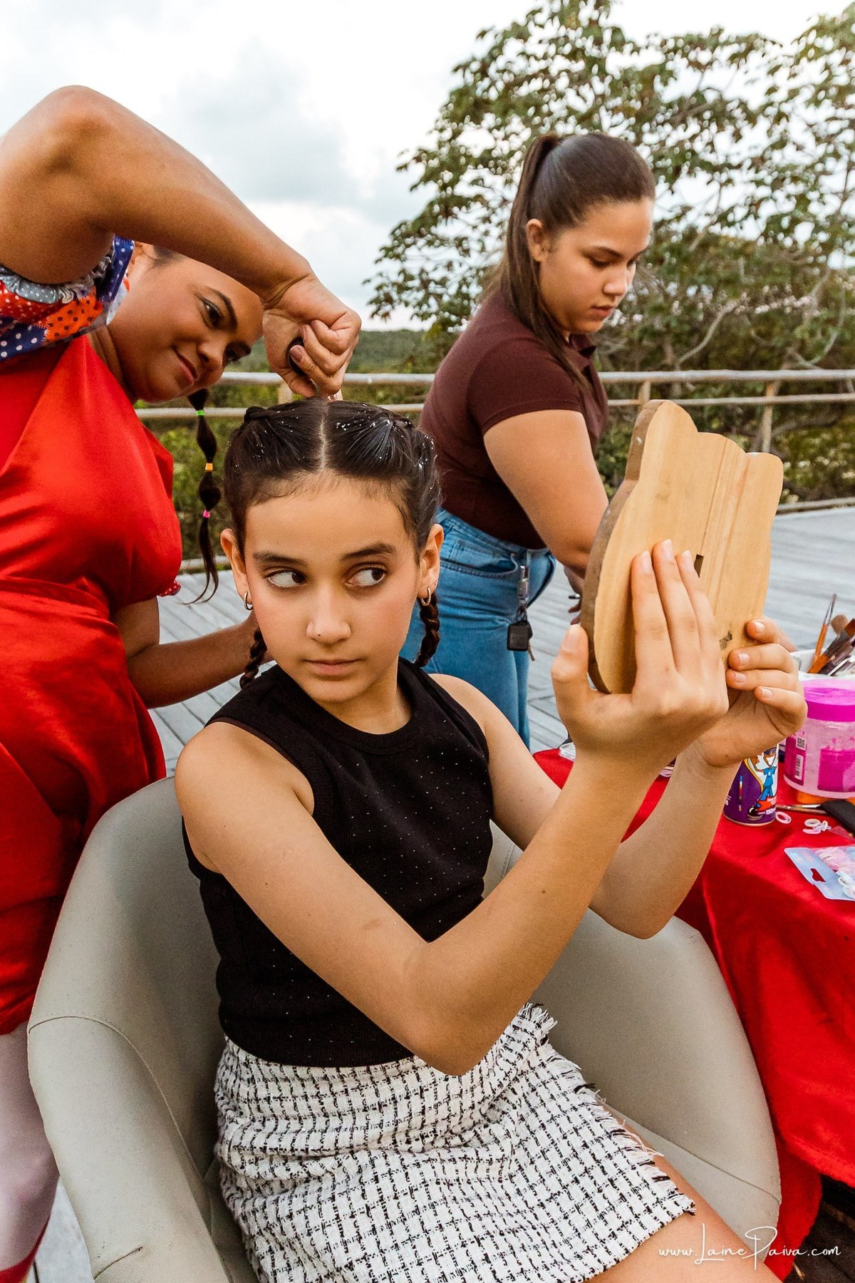 Pinturas, penteados e brincadeiras fizeram parte da tarde de diversão na festa de 1 ano da Giovana. Registro espontâneo de uma infância vivida com alegria e liberdade.
