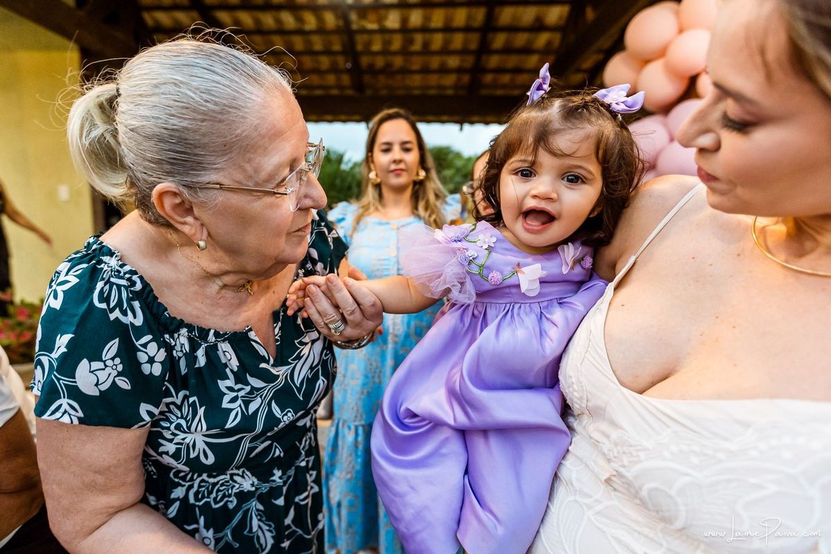Um dos muitos momentos especiais da comemoração do primeiro ano da Giovana, cercada pelo amor de familiares e amigos. Fotografia de aniversário infantil em Natal, Rio Grande do Norte.