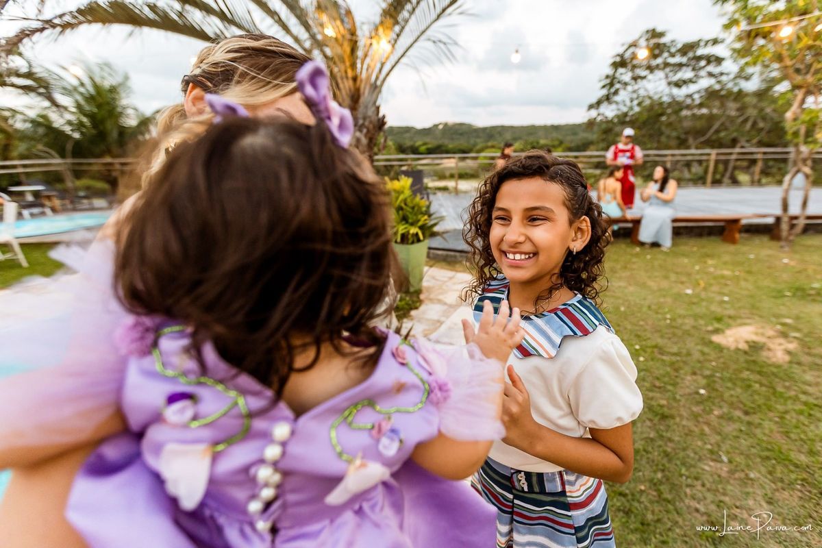 Um dos muitos momentos especiais da comemoração do primeiro ano da Giovana, cercada pelo amor de familiares e amigos. Fotografia de aniversário infantil em Natal, Rio Grande do Norte.