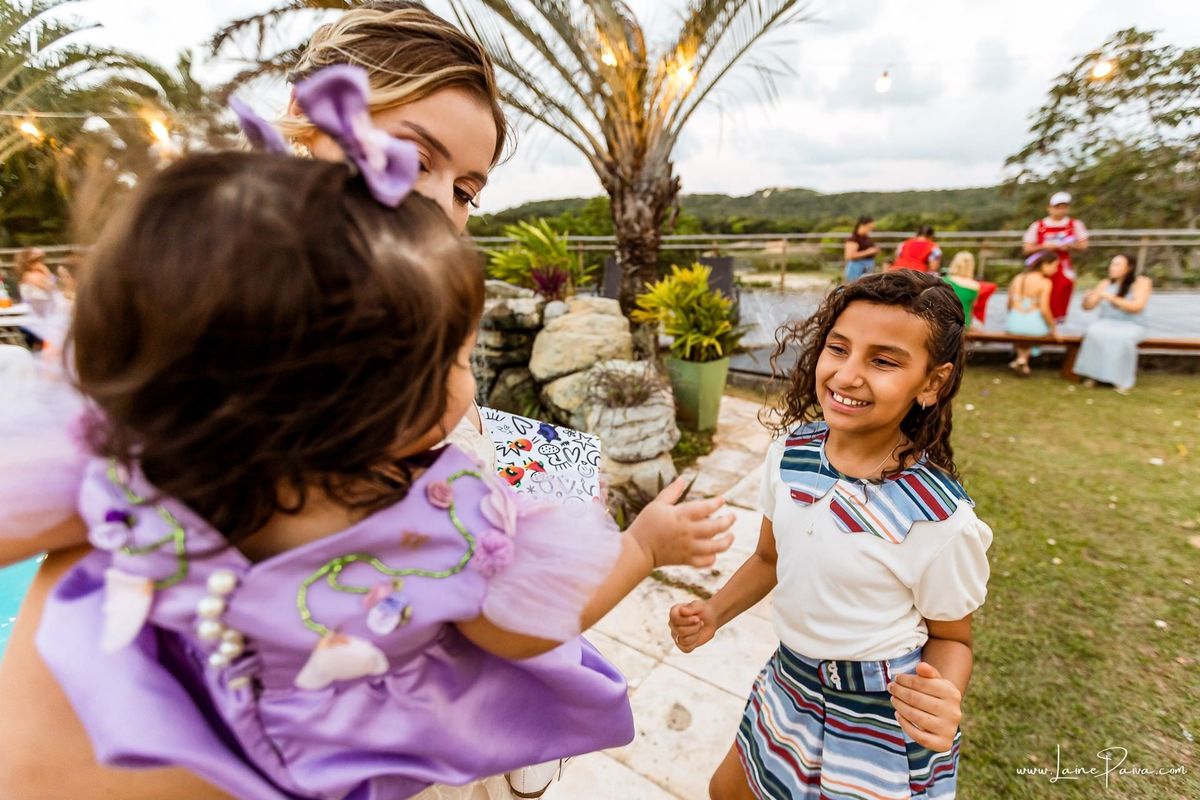 Um dos muitos momentos especiais da comemoração do primeiro ano da Giovana, cercada pelo amor de familiares e amigos. Fotografia de aniversário infantil em Natal, Rio Grande do Norte.