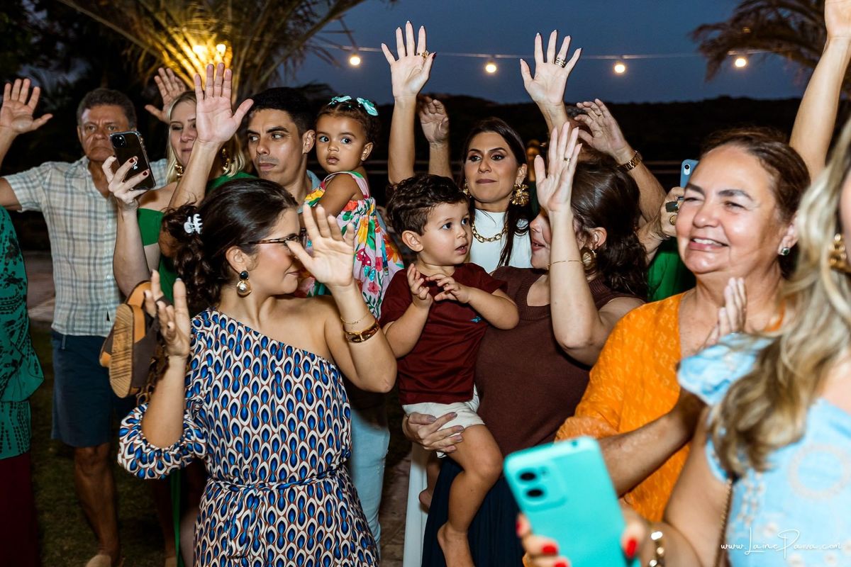 Registro dos parabéns no aniversário infantil de Giovana, em Natal (RN). A fotografia documental registra a alegria da aniversariante, os sorrisos da família e dos amigos e a emoção desse momento especial da festa.