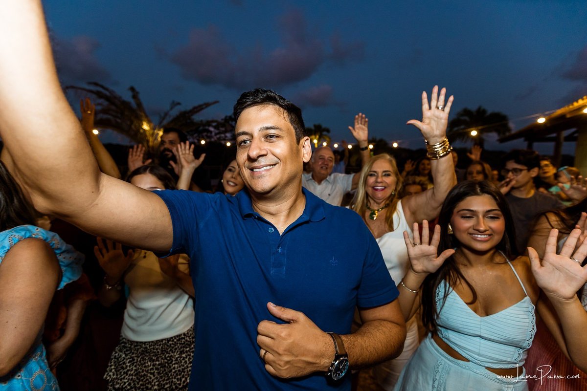 Registro dos parabéns no aniversário infantil de Giovana, em Natal (RN). A fotografia documental registra a alegria da aniversariante, os sorrisos da família e dos amigos e a emoção desse momento especial da festa.