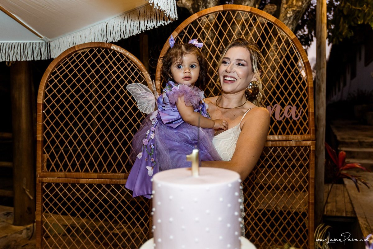 Registro dos parabéns no aniversário infantil de Giovana, em Natal (RN). A fotografia documental registra a alegria da aniversariante, os sorrisos da família e dos amigos e a emoção desse momento especial da festa.