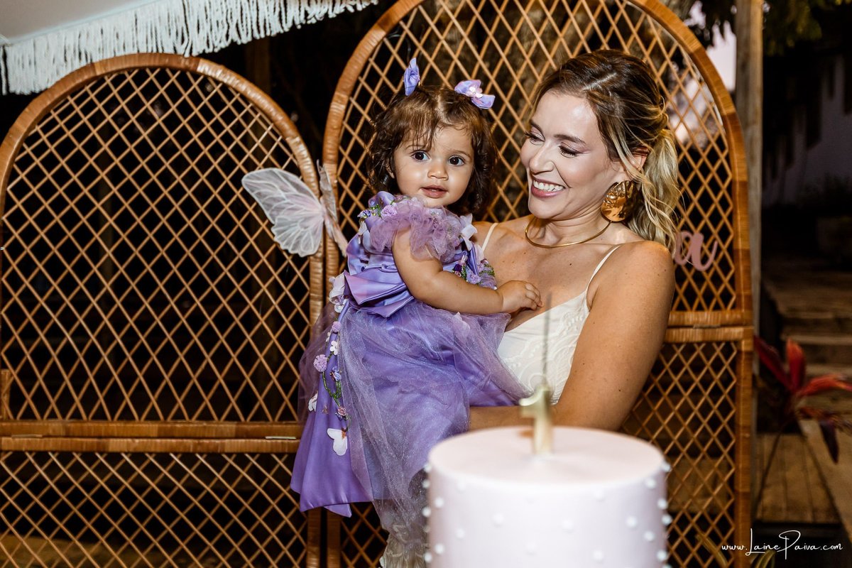 Registro dos parabéns no aniversário infantil de Giovana, em Natal (RN). A fotografia documental registra a alegria da aniversariante, os sorrisos da família e dos amigos e a emoção desse momento especial da festa.