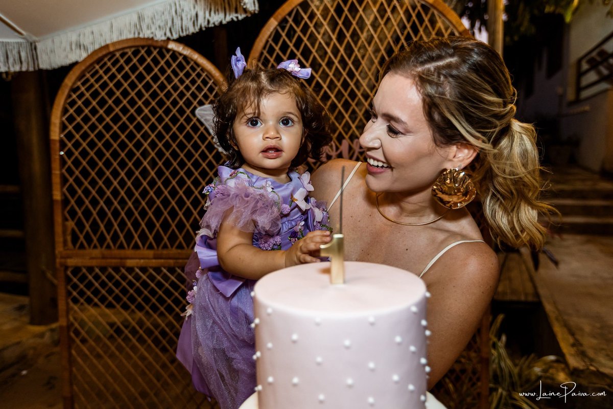 Registro dos parabéns no aniversário infantil de Giovana, em Natal (RN). A fotografia documental registra a alegria da aniversariante, os sorrisos da família e dos amigos e a emoção desse momento especial da festa.