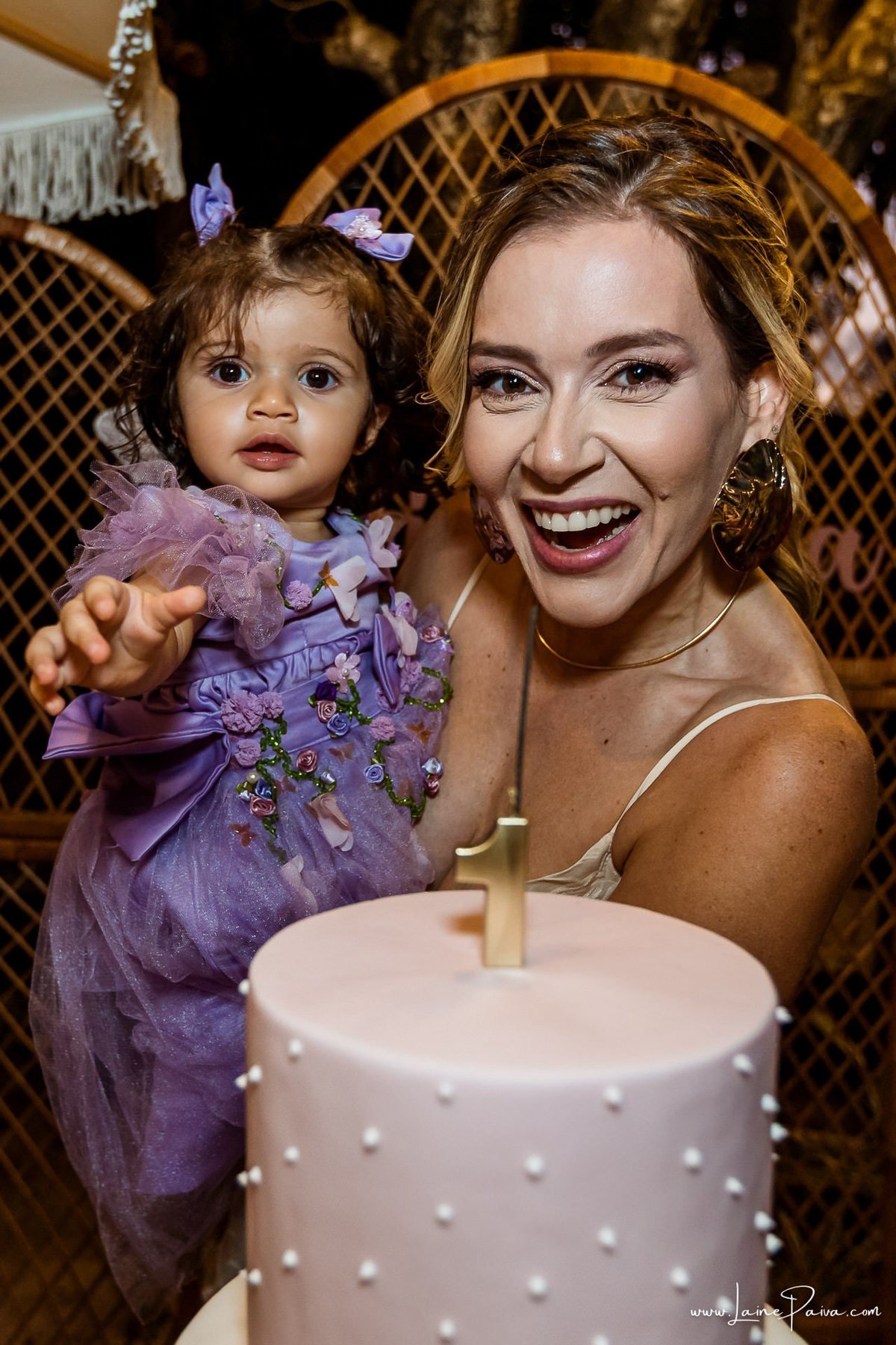 Registro dos parabéns no aniversário infantil de Giovana, em Natal (RN). A fotografia documental registra a alegria da aniversariante, os sorrisos da família e dos amigos e a emoção desse momento especial da festa.