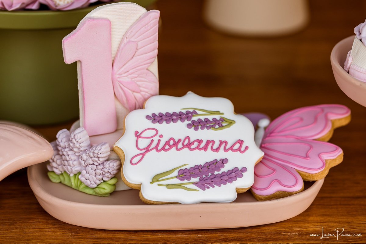 Detalhes da delicada decoração com tema de carneirinhos para a festa de 1 ano da Giovana, preparada com carinho pela família. Fotografia de aniversário infantil em Natal, RN.