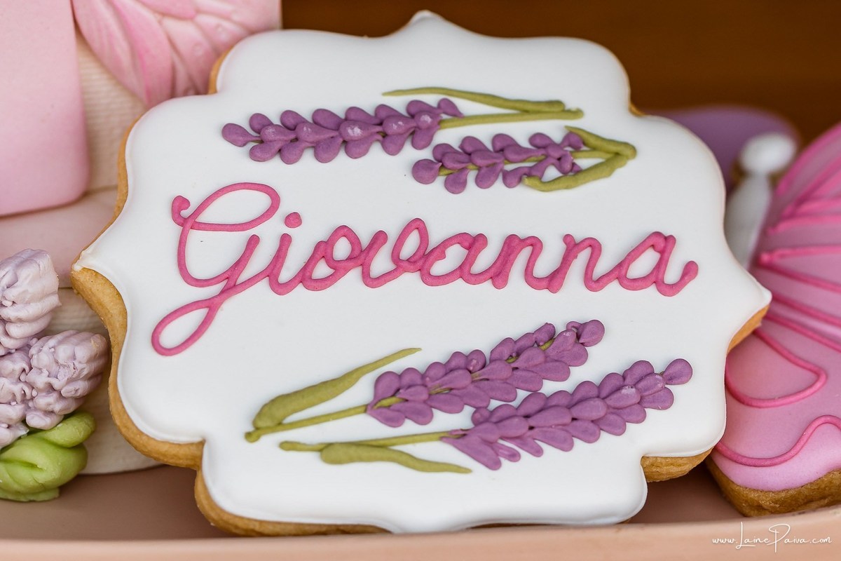 Detalhes da delicada decoração com tema de carneirinhos para a festa de 1 ano da Giovana, preparada com carinho pela família. Fotografia de aniversário infantil em Natal, RN.