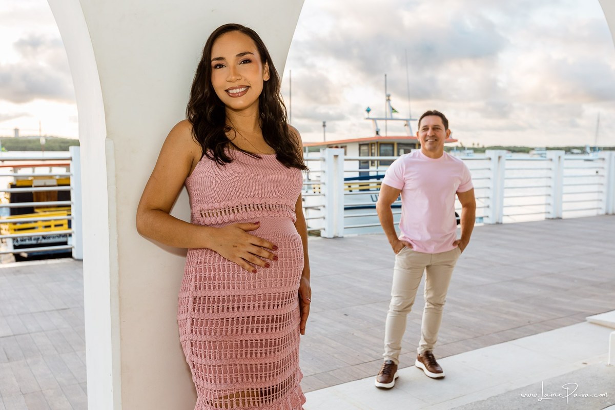 Dayza e seu companheiro celebram a espera pela primeira filha, Maria Laura, em um ensaio gestante no Complexo da Rampa, em Natal, com o pôr do sol sobre o Rio Potengi.